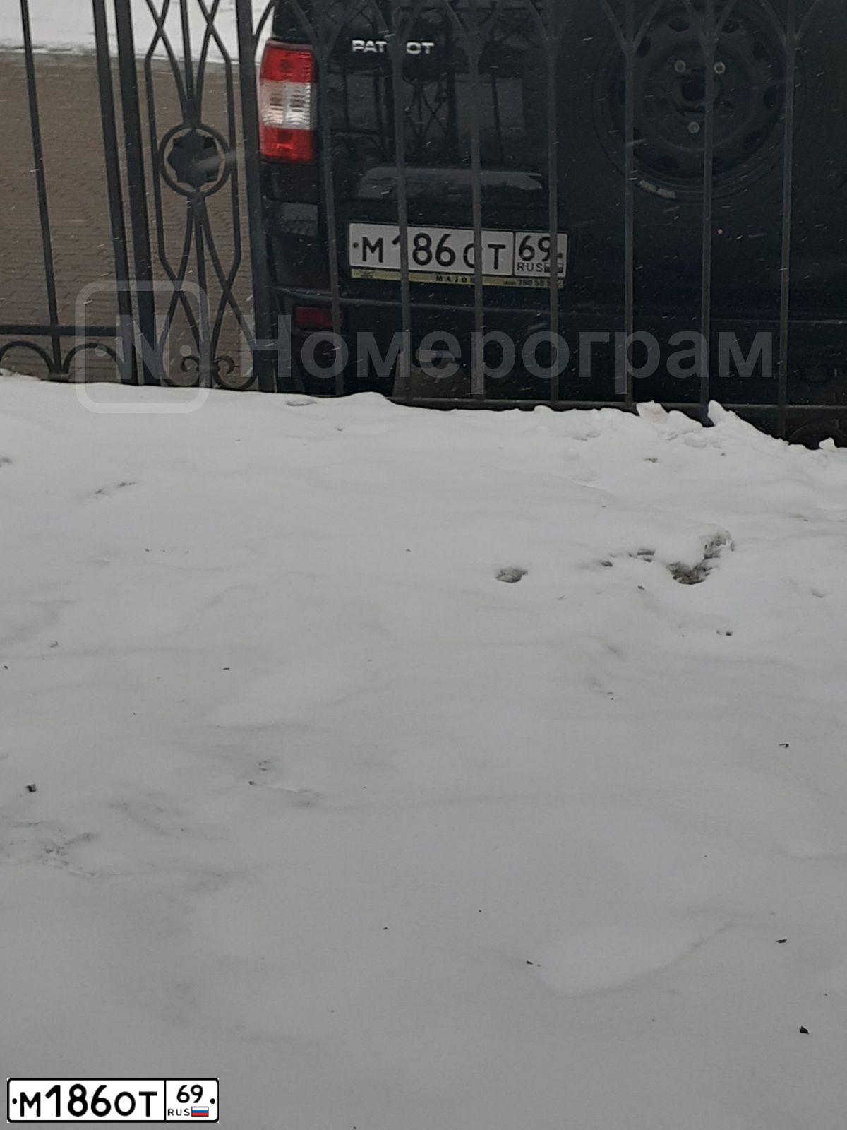 Фото автомобиля MAZDA 3, 2009 — госномер Е163СТ790. Цвет: Красный