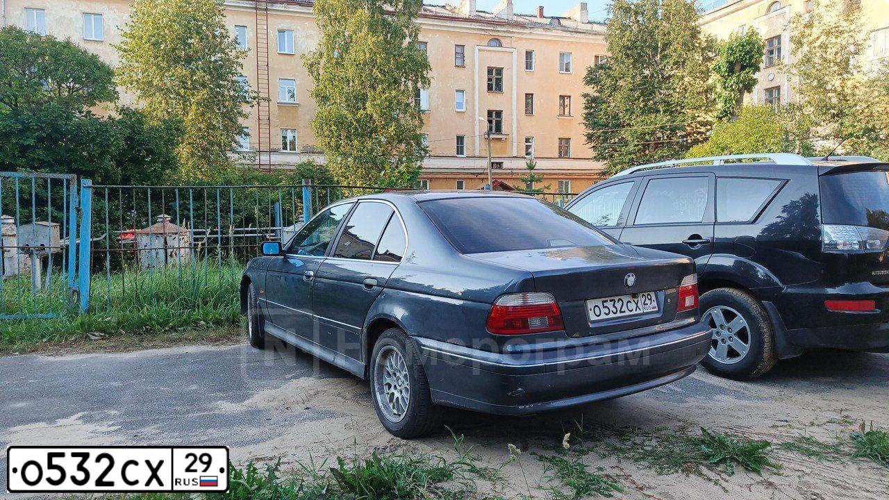 Фото автомобиля BMW SERIE 5, 1998 — госномер О532СХ29. Цвет: СЕРЫЙ