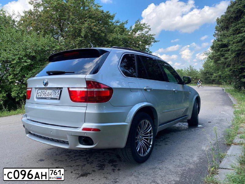 Фото автомобиля BMW X5, 2009 — госномер Т947СЕ124. Цвет: СЕРЕБРИСТЫЙ