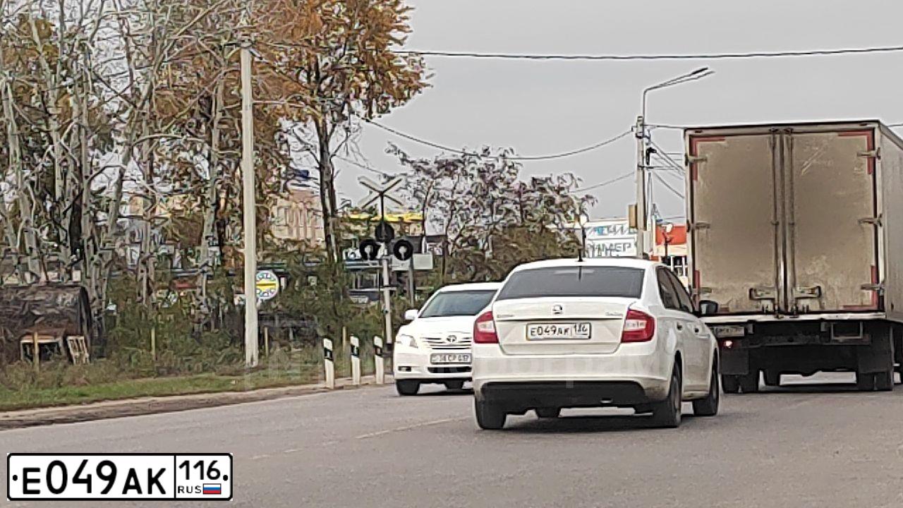 Фото автомобиля SKODA RAPID, 2017 — госномер Е049АК116. Цвет: ТЕМНО-СИНИЙ