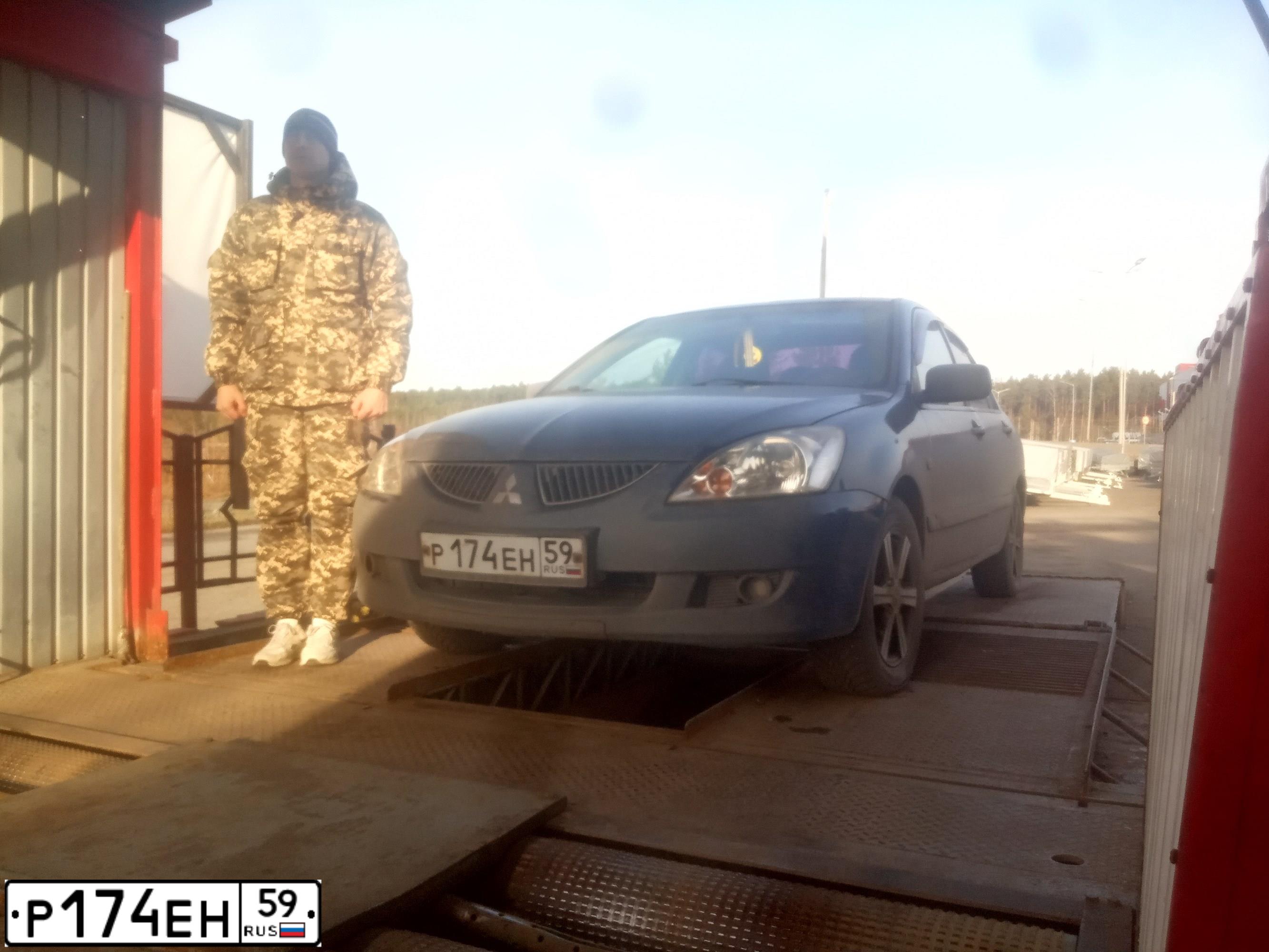 Фото автомобиля MITSUBISHI LANCER, 2005 — госномер Е275СТ89. Цвет: синий