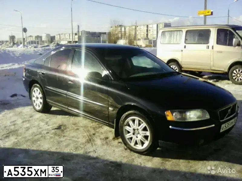 Фото автомобиля VOLVO S60, 2005 — госномер А535ХМ35. Цвет: ЧЕРНЫЙ