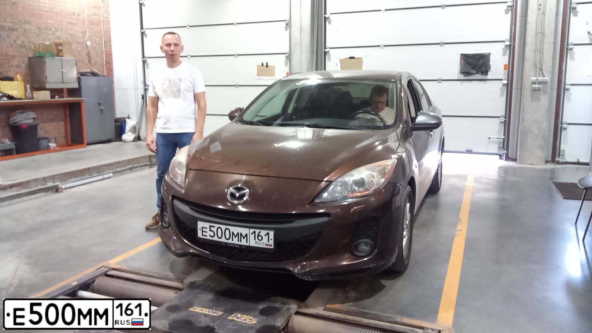 Фото автомобиля MAZDA 3, 2013 — госномер О323КО161. Цвет: Коричневый
