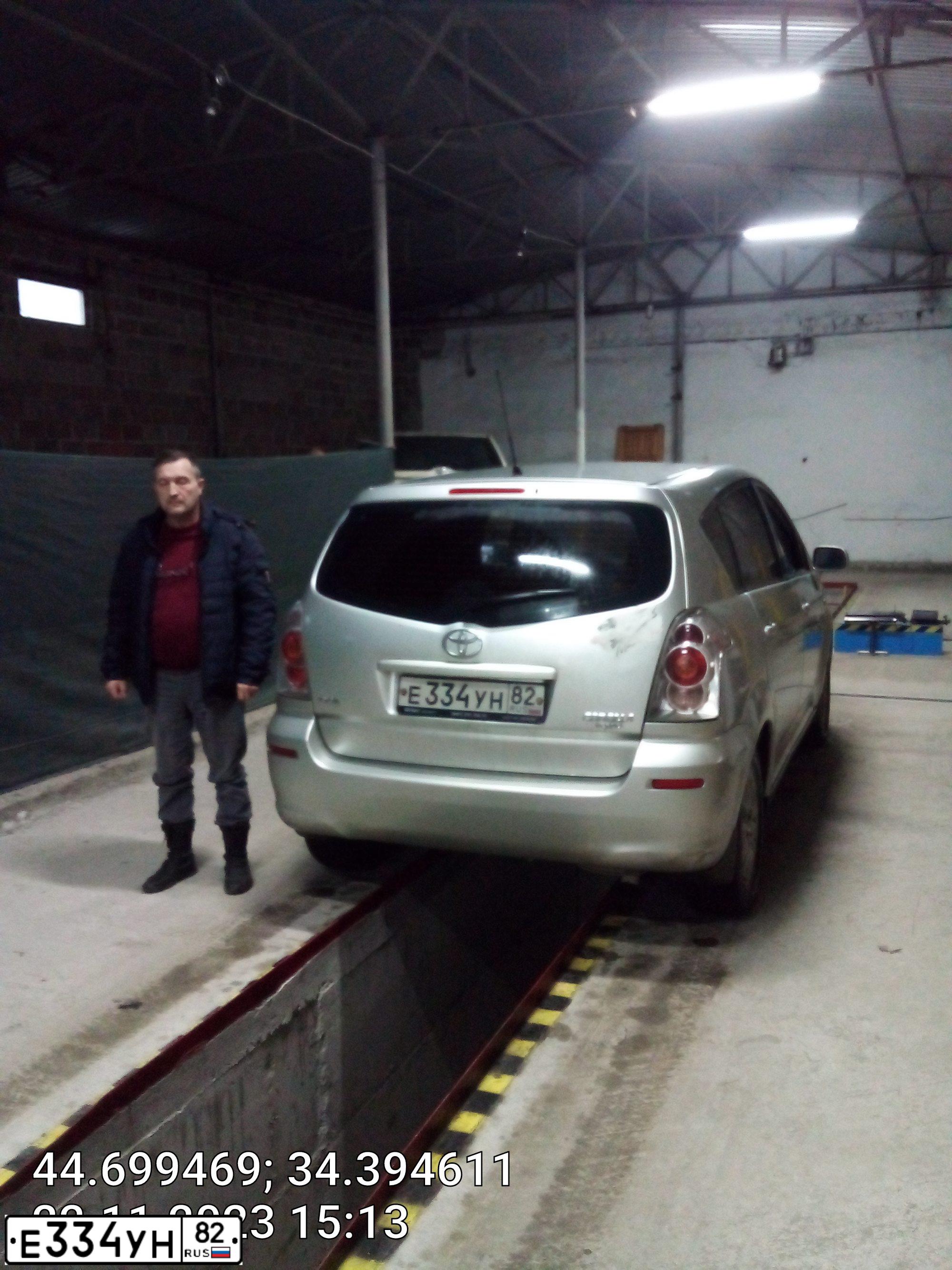 Фото автомобиля TOYOTA COROLLA, 2006 — госномер Е334УН82. Цвет: Серебристый