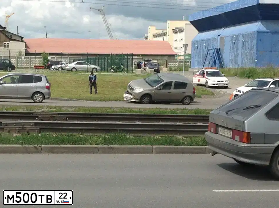 Фото автомобиля MAZDA A 3, 2011 — госномер М500ТВ22. Цвет: Белый