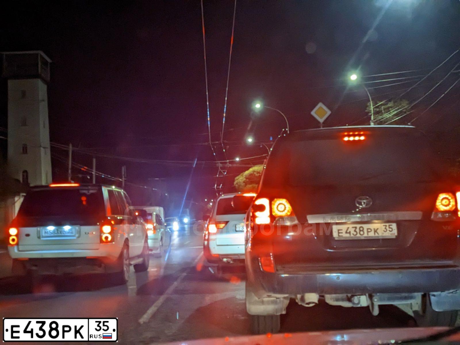 Фото автомобиля TOYOTA LAND CRUISER 200, 2015 — госномер М172РО35. Цвет: ЧЕРНЫЙ