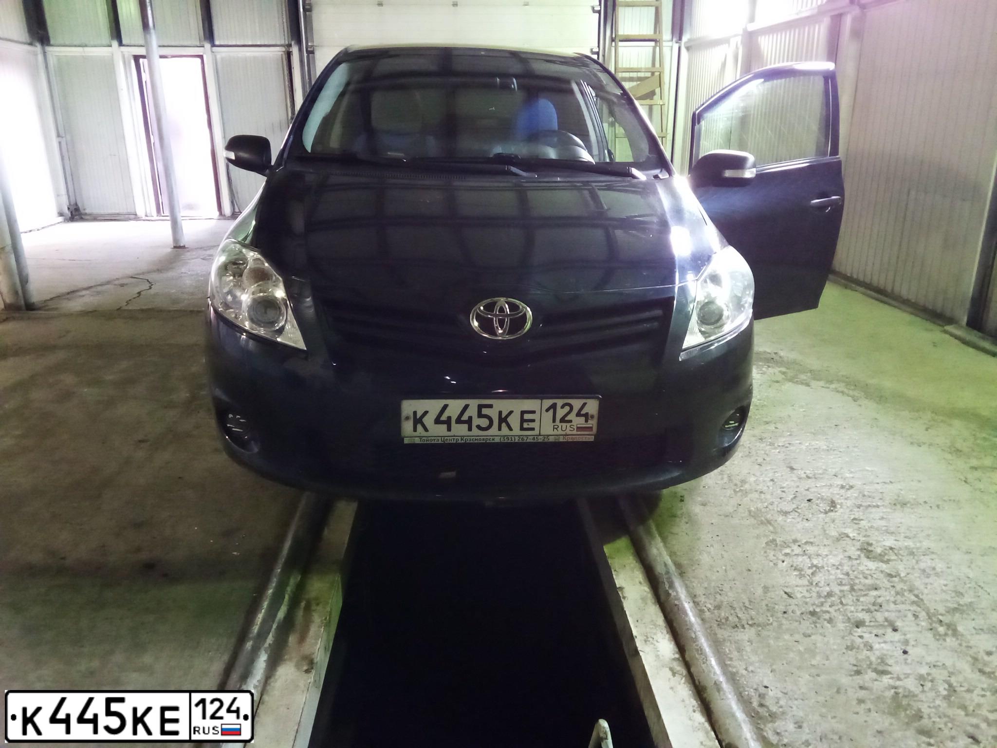 Фото автомобиля TOYOTA AURIS, 2012 — госномер К445КЕ124. Цвет: ТЕМНО СЕРЫЙ