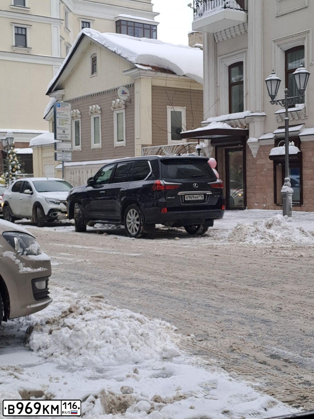 Фото автомобиля TOYOTA LANDCRUISER 200, 2018 — госномер Е006ЕТ14. Цвет: ЧЕРНЫЙ