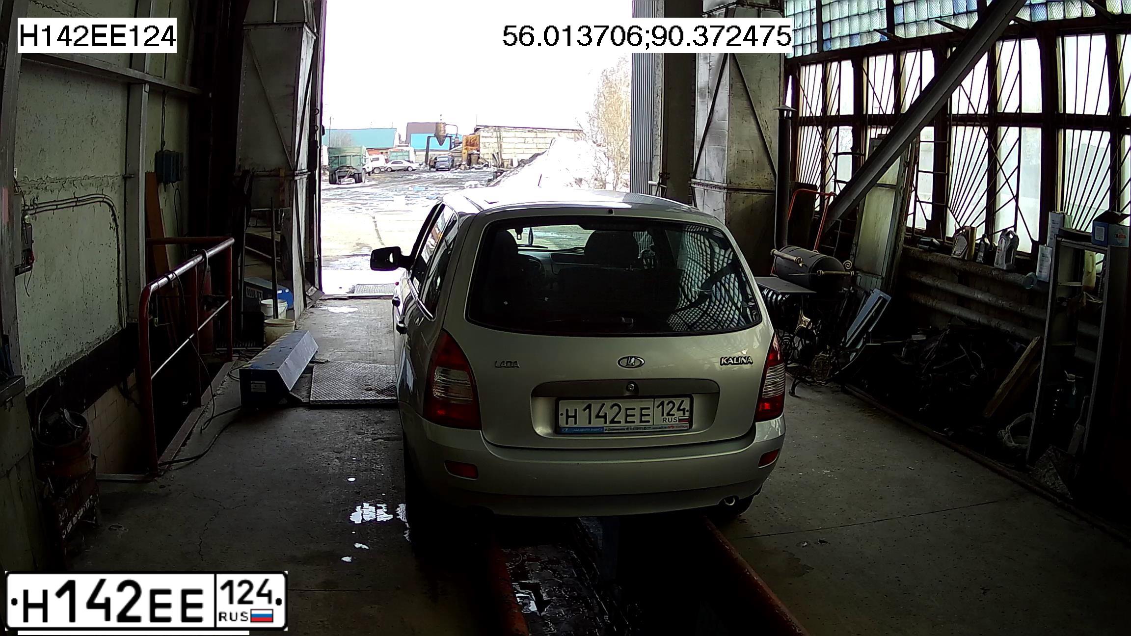Фото автомобиля LADA 1117 KALINA, 2011 — госномер Н142ЕЕ124. Цвет: СЕРЕБРИСТЫЙ