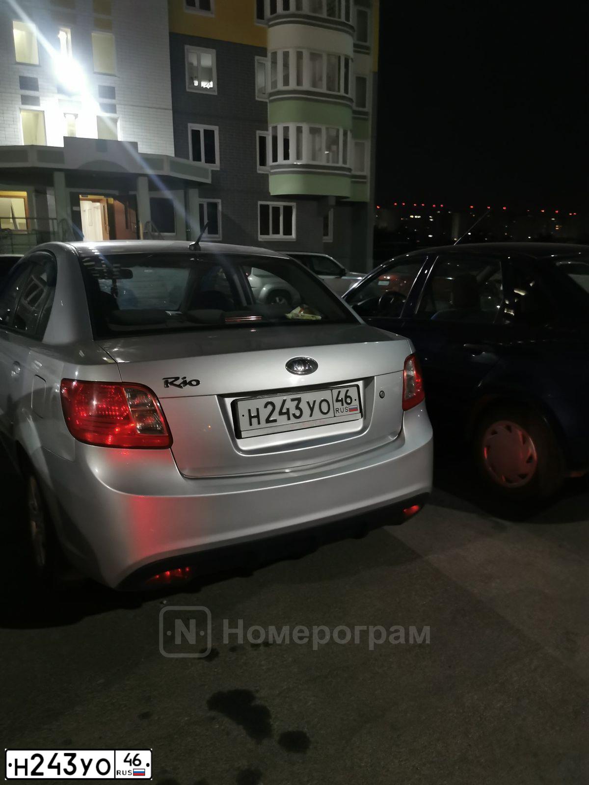Фото автомобиля KIA RIO, 2010 — госномер Н243УО46. Цвет: серебристый