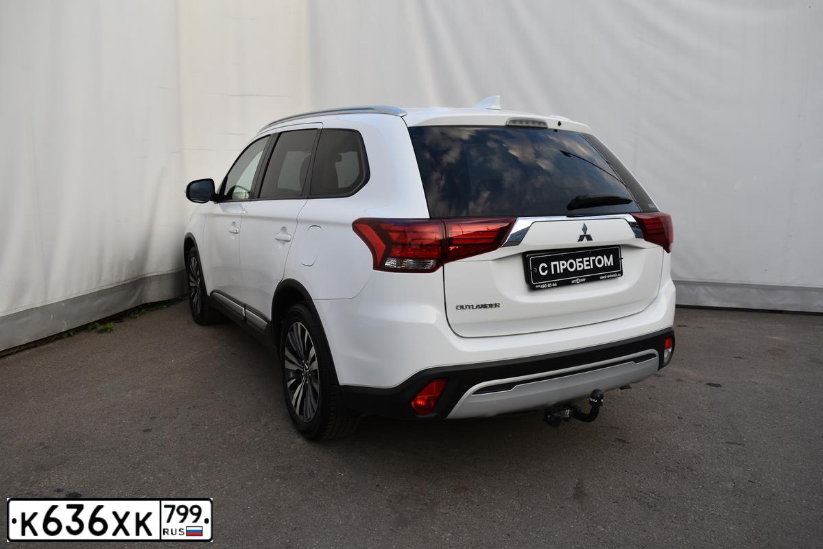 Фото автомобиля MITSUBISHI OUTLANDER, 2021 — госномер О279ТК797. Цвет: Белый