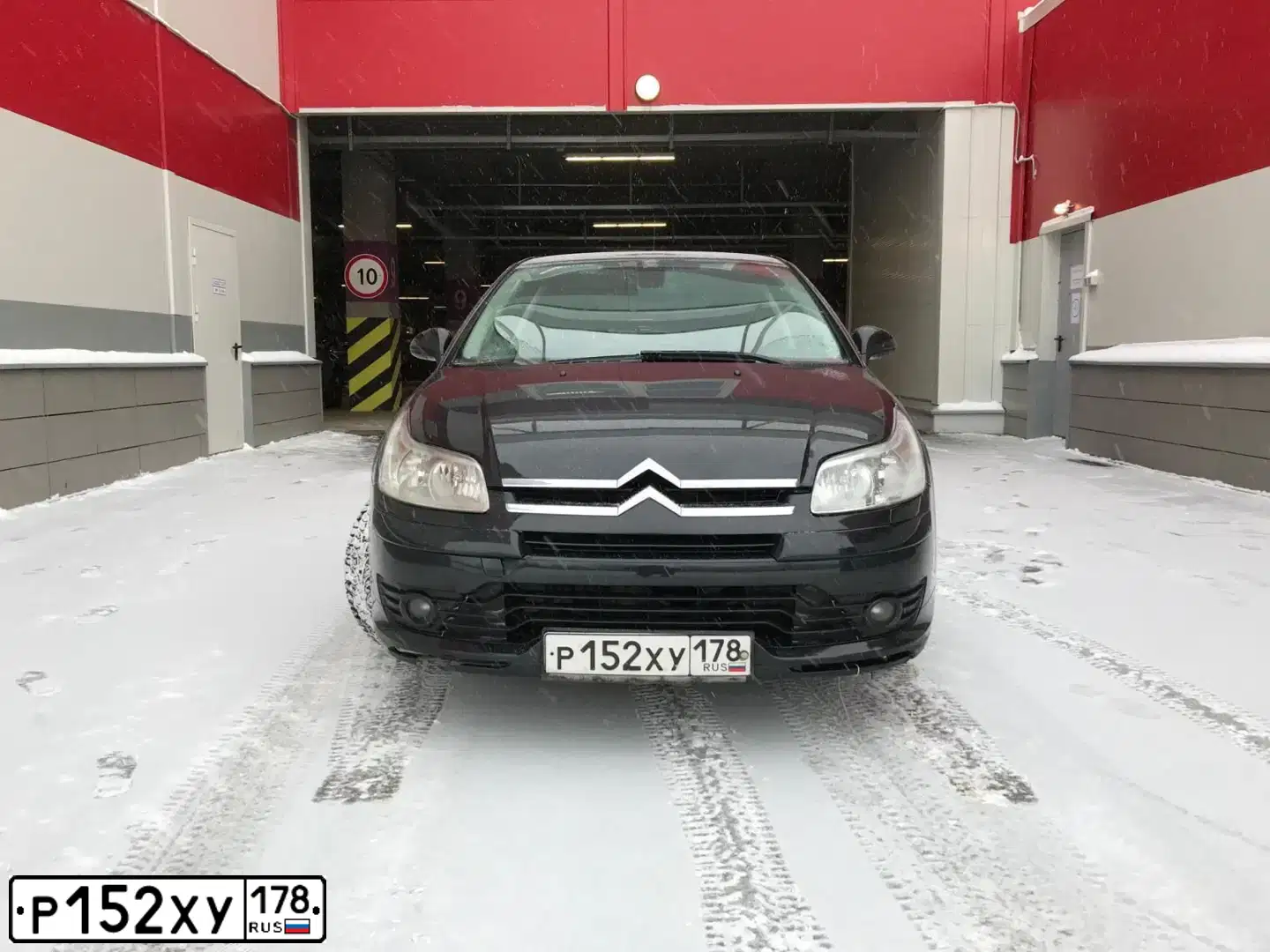 Фото автомобиля CITROEN C4, 2005 — госномер Т609АР198. Цвет: ЧЕРНЫЙ