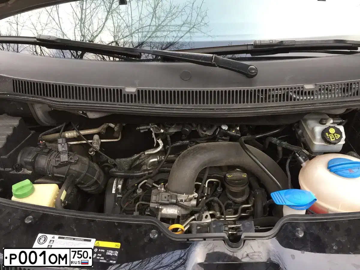 Фото автомобиля VOLKSWAGEN MULTIVAN, 2014 — госномер Р001ОМ750. Цвет: Коричневый