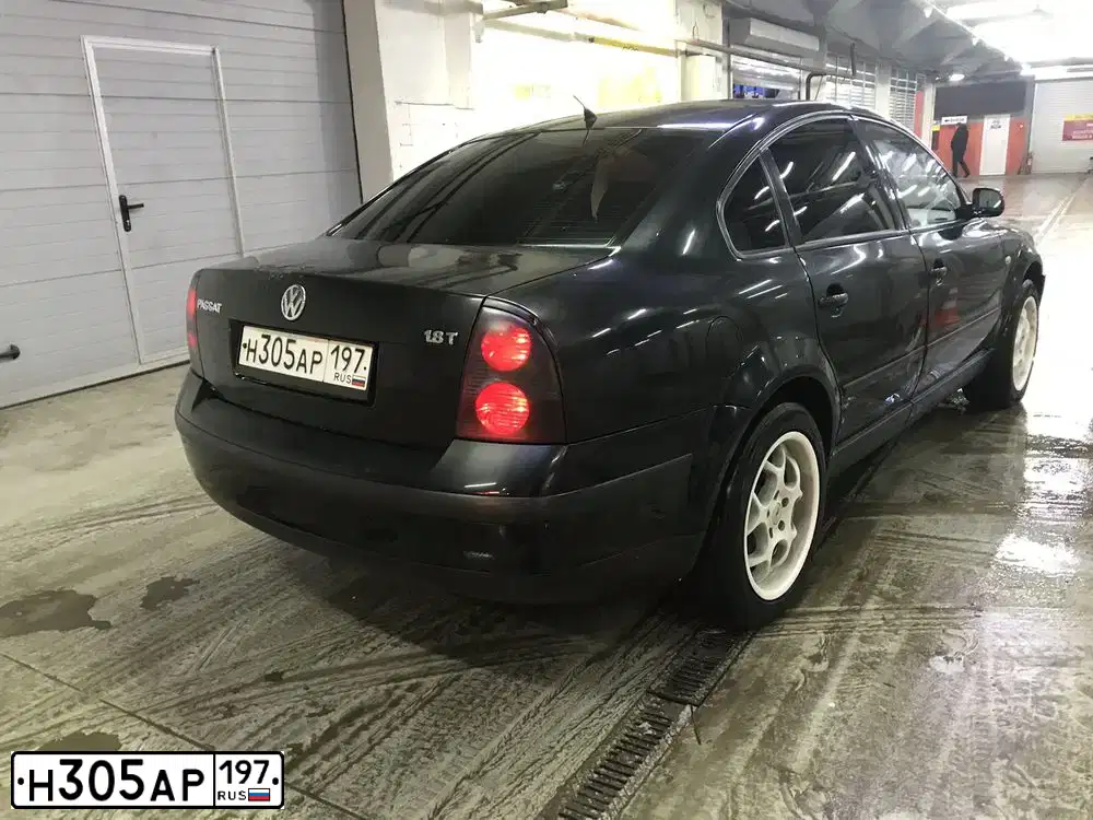 Фото автомобиля VOLKSWAGEN PASSAT, 2003 — госномер Е990НЕ97. Цвет: ЧЕРНЫЙ