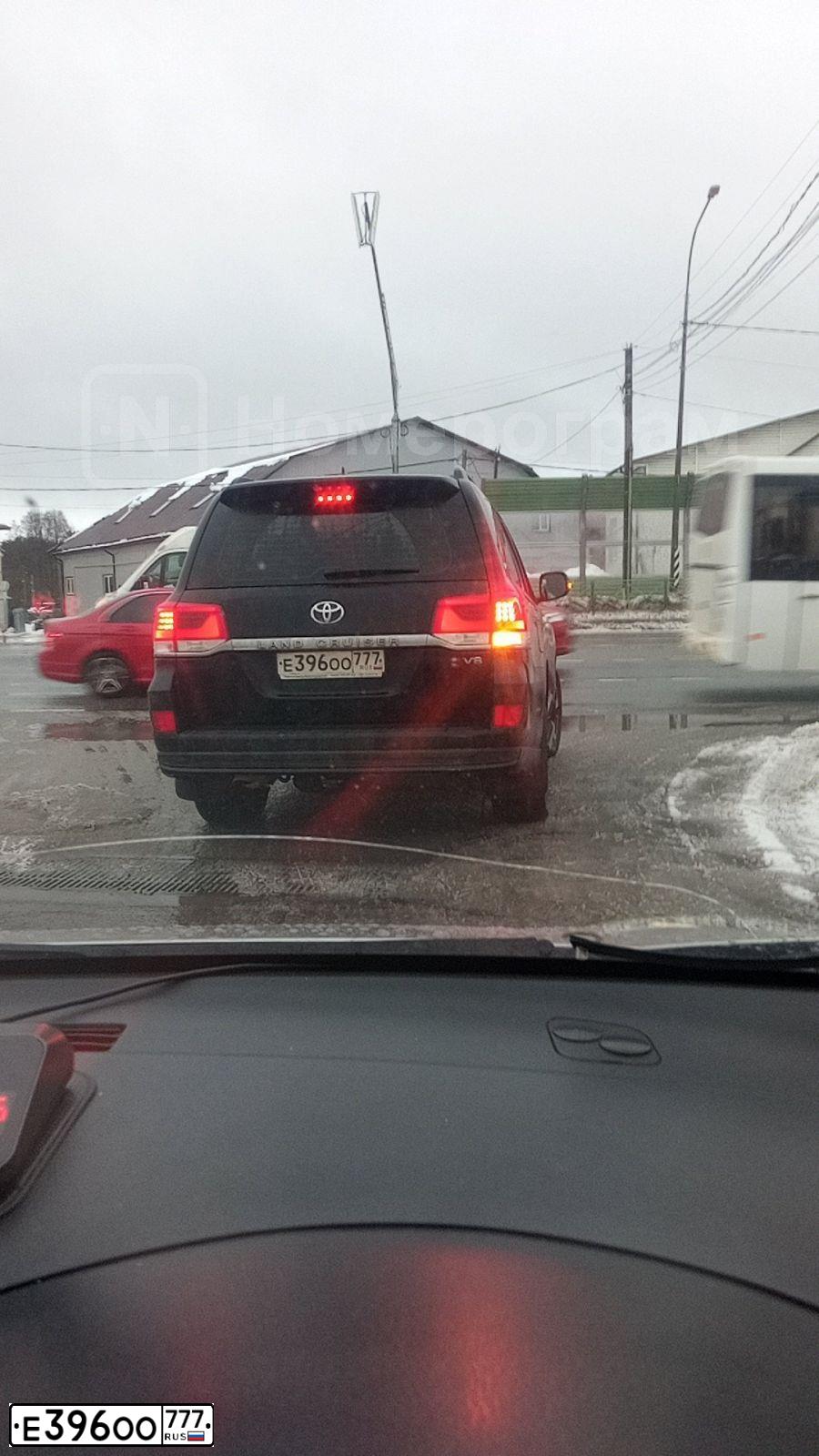 Фото автомобиля TOYOTA LAND CRUISER 200, 2020 — госномер К112ЕТ550. Цвет: ЧЕРНЫЙ