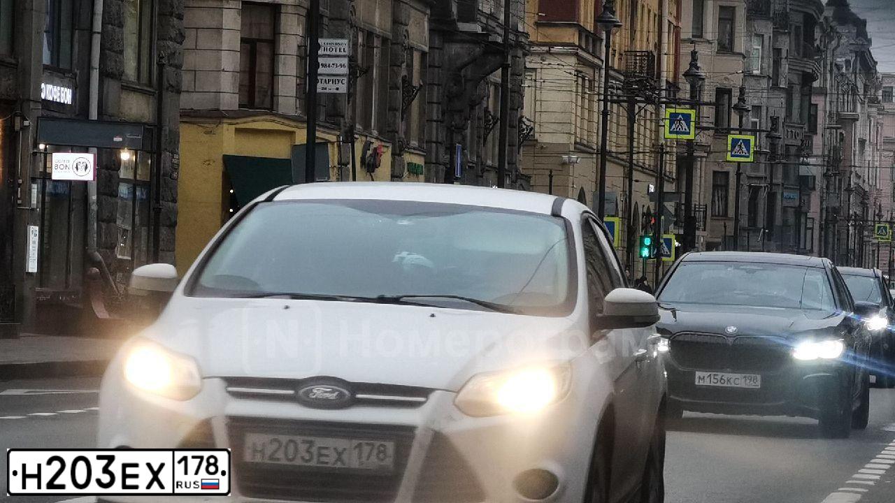 Фото автомобиля FORD FOCUS, 2012 — госномер Н203ЕХ178. Цвет: БЕЛЫЙ