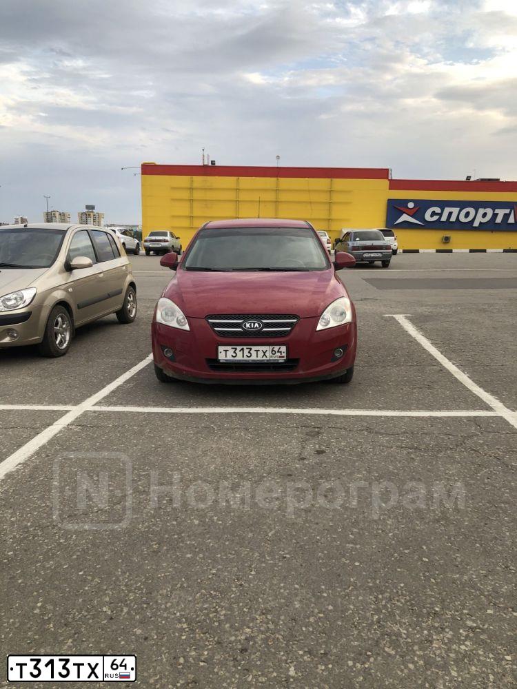 Фото автомобиля KIA CEE'D, 2008 — госномер Р055НЕ136. Цвет: Красный