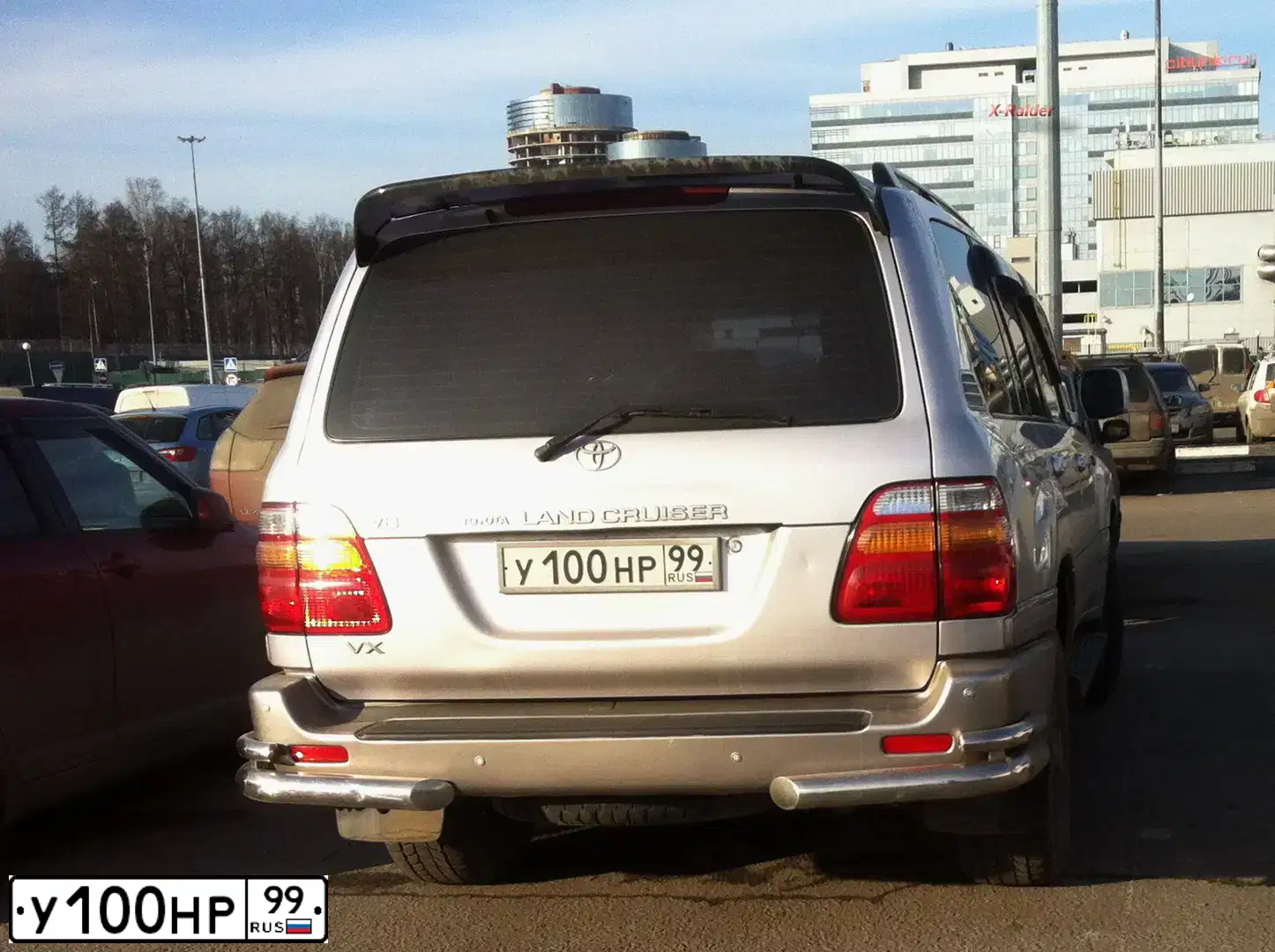 Фото автомобиля TOYOTA LANDCRUISER, 2000 — госномер У100НР99. Цвет: СЕРЫЙ