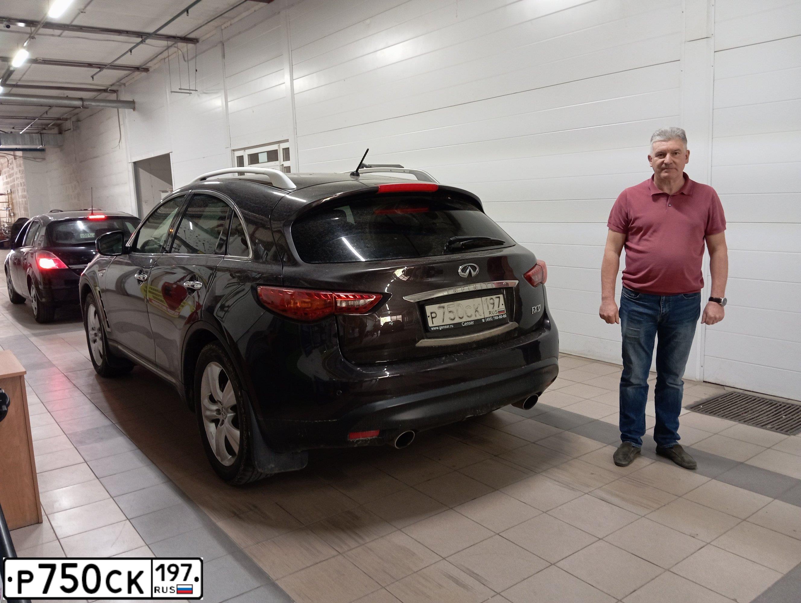 Фото автомобиля INFINITI QX70 /FX/, 2011 — госномер Т892ЕМ550. Цвет: Коричневый
