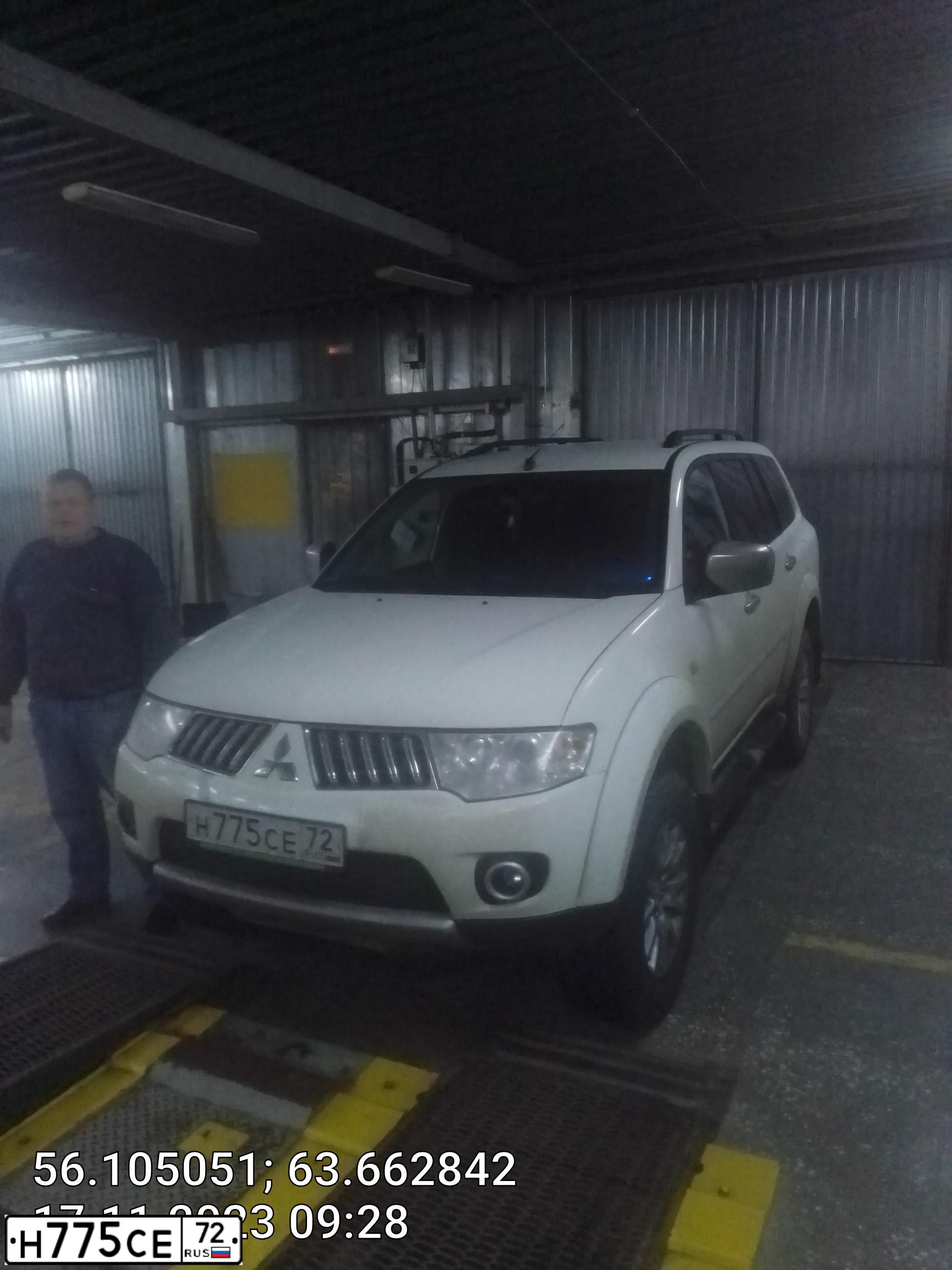 Фото автомобиля MITSUBISHI PAJERO, 2011 — госномер У938НЕ45. Цвет: Белый