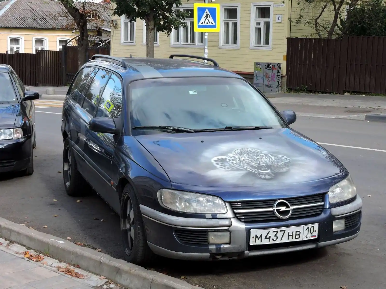 Фото автомобиля OPEL OMEGA, 1997 — госномер М437НВ10. Цвет: синий