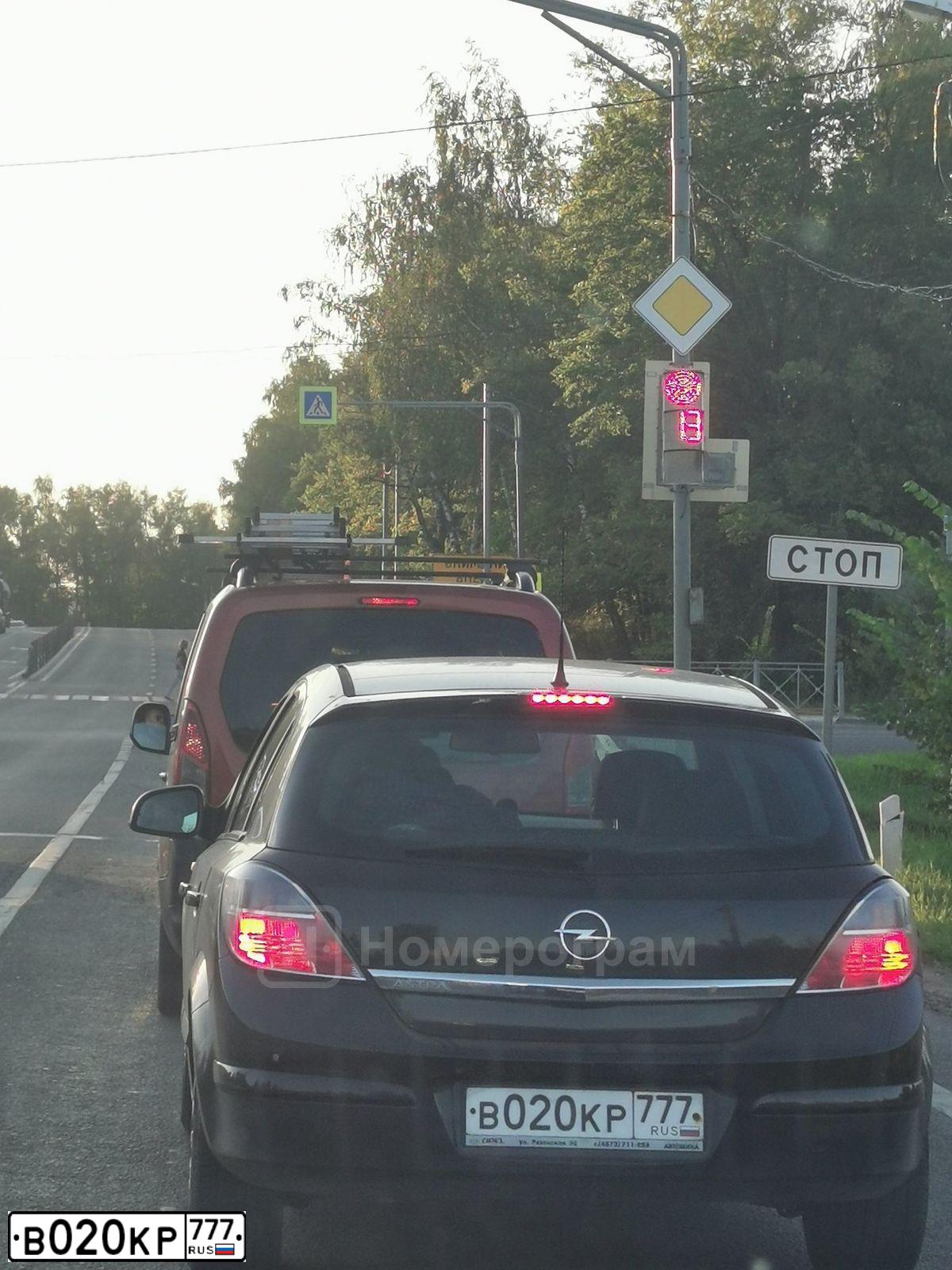 Фото автомобиля OPEL ОПЕЛЬ АСТРА А-Н, 2014 — госномер В020КР777. Цвет: ЧЕРНЫЙ