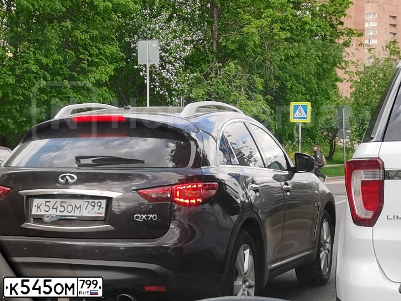 Фото автомобиля INFINITI QX70 /FX/, 2017 — госномер К545ОМ799. Цвет: Коричневый