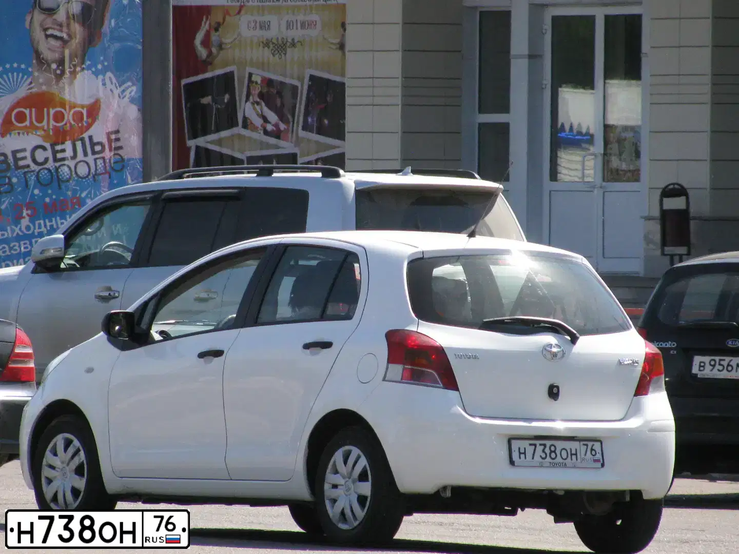 Фото автомобиля TOYOTA YARIS, 2008 — госномер В757ТЕ37. Цвет: Белый