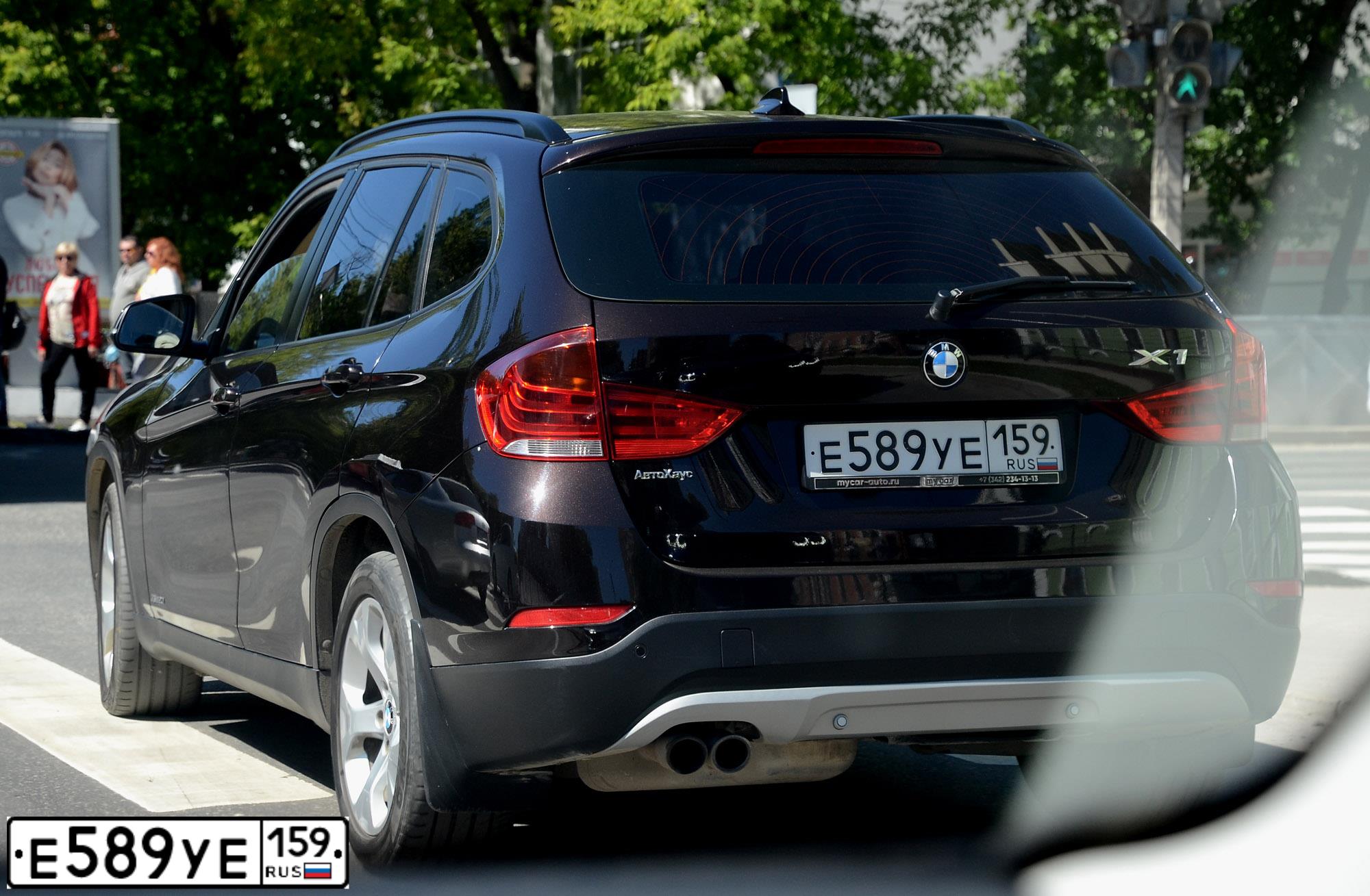 Фото автомобиля BMW X1, 2014 — госномер Е589УЕ159. Цвет: Коричневый