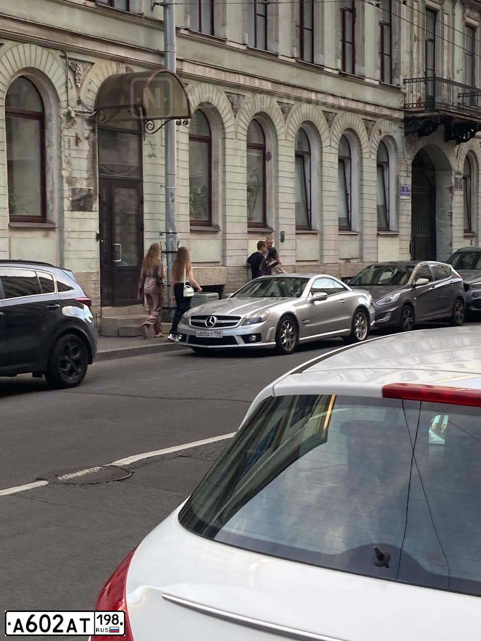 Фото автомобиля MERCEDES SL-KLASSE, 2001 — госномер Н555АА78. Цвет: серебристый
