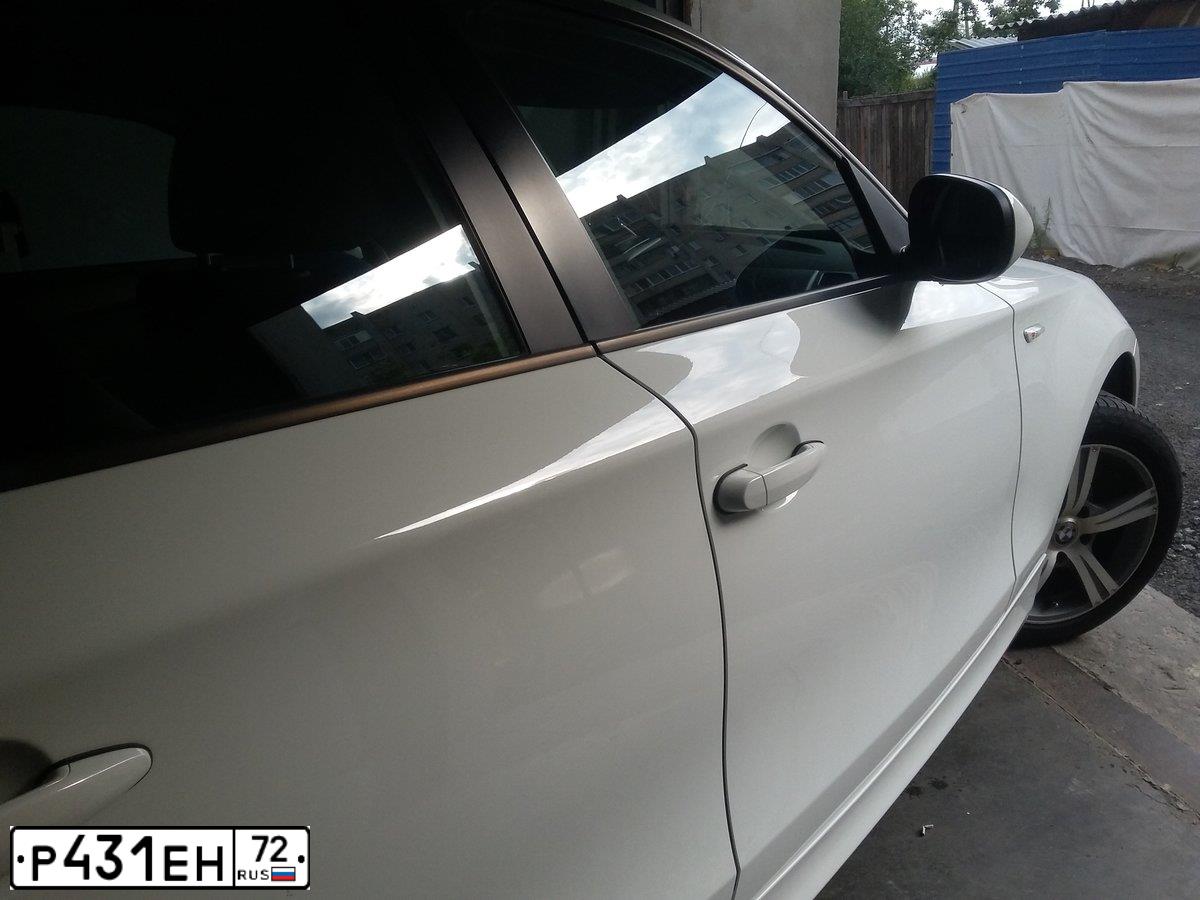 Фото автомобиля BMW SERIE 1, 2010 — госномер Р431ЕН72. Цвет: Белый