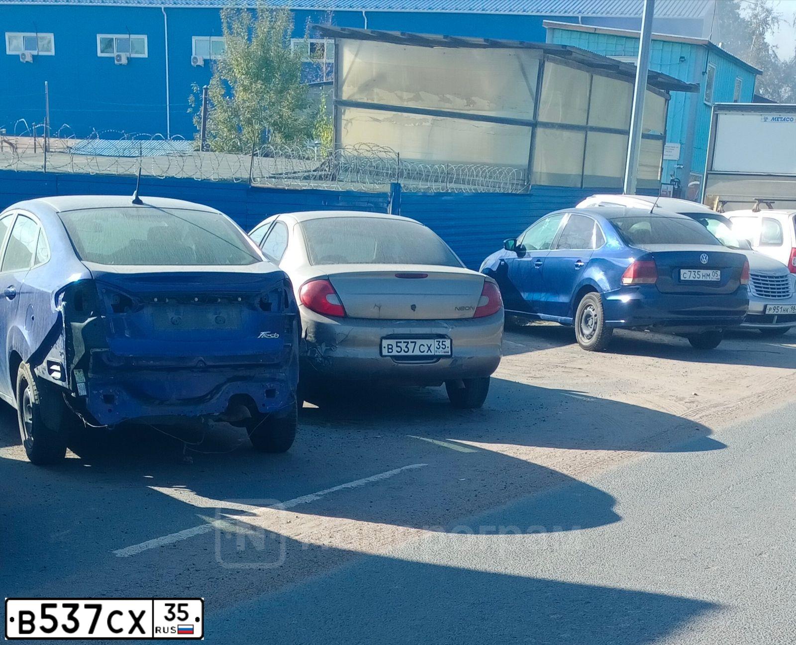 Фото автомобиля PLYMOUTH NEON, 1999 — госномер В537СХ35. Цвет: ЗОЛОТИСТЫЙ