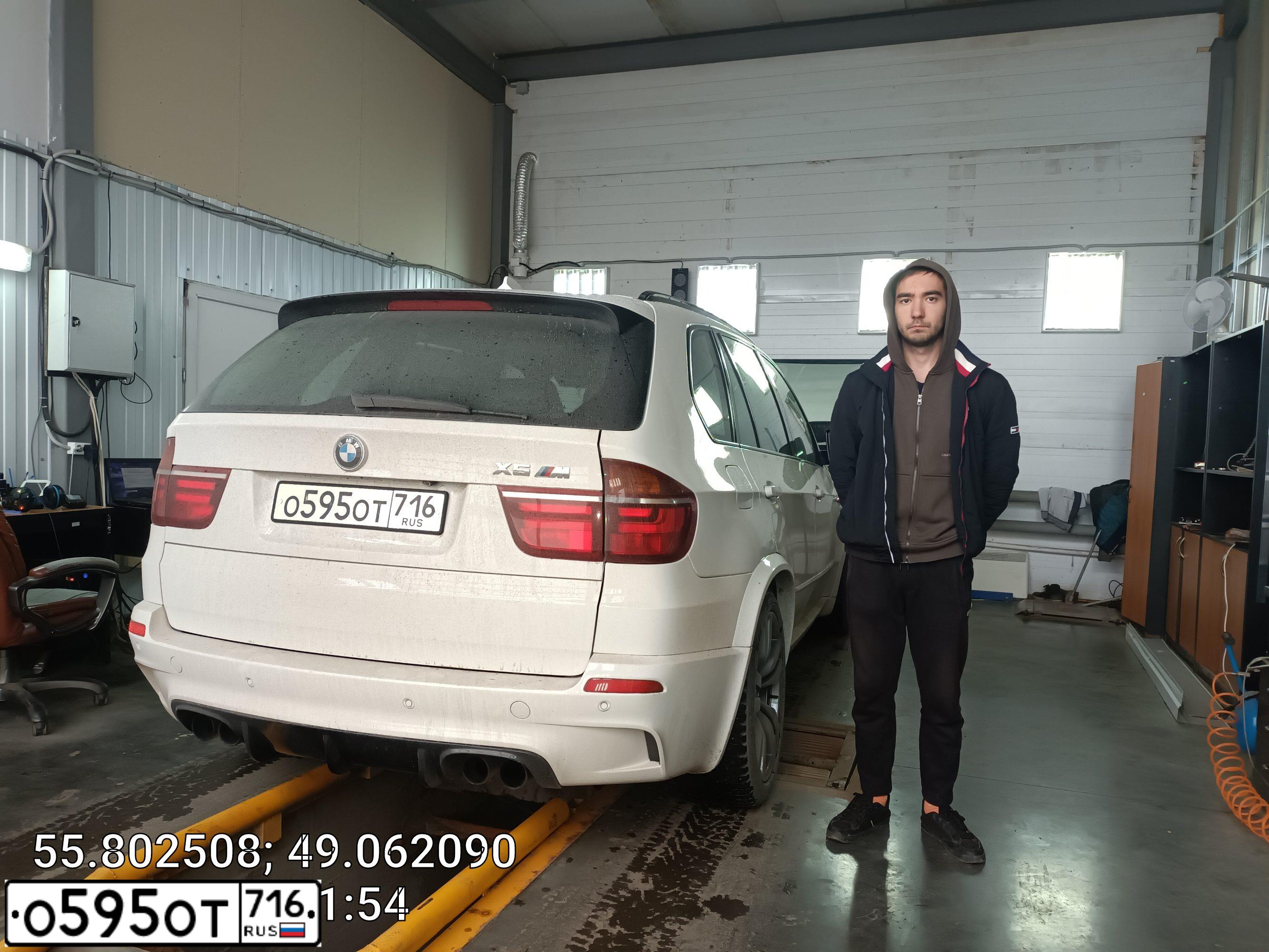 Фото автомобиля BMW X5M, 2010 — госномер У524ЕР716. Цвет: Белый