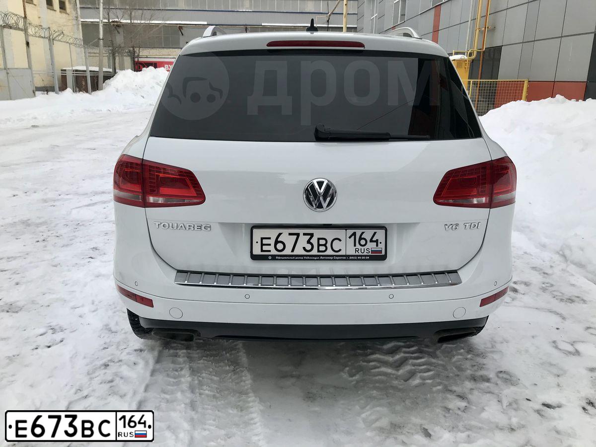 Фото автомобиля VOLKSWAGEN TOUAREG, 2013 — госномер У300УР64. Цвет: Белый