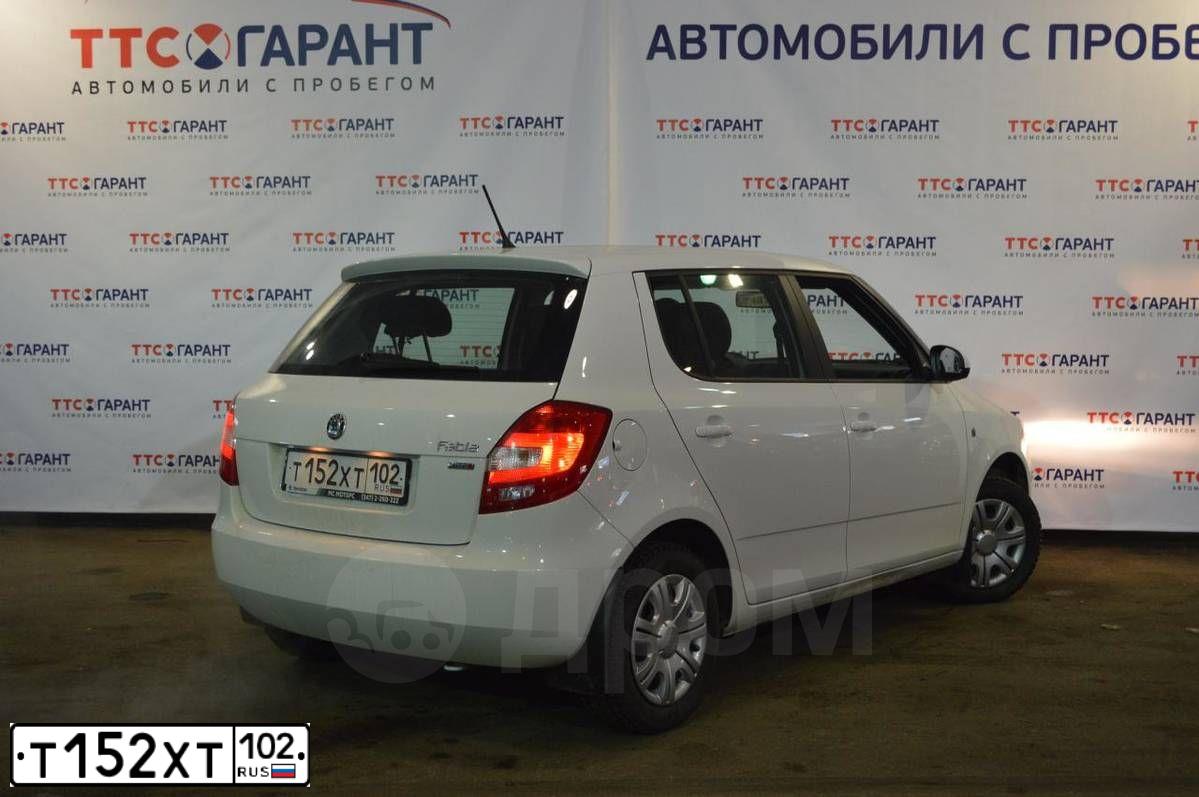 Фото автомобиля SKODA FABIA, 2011 — госномер В899ХУ702. Цвет: Белый