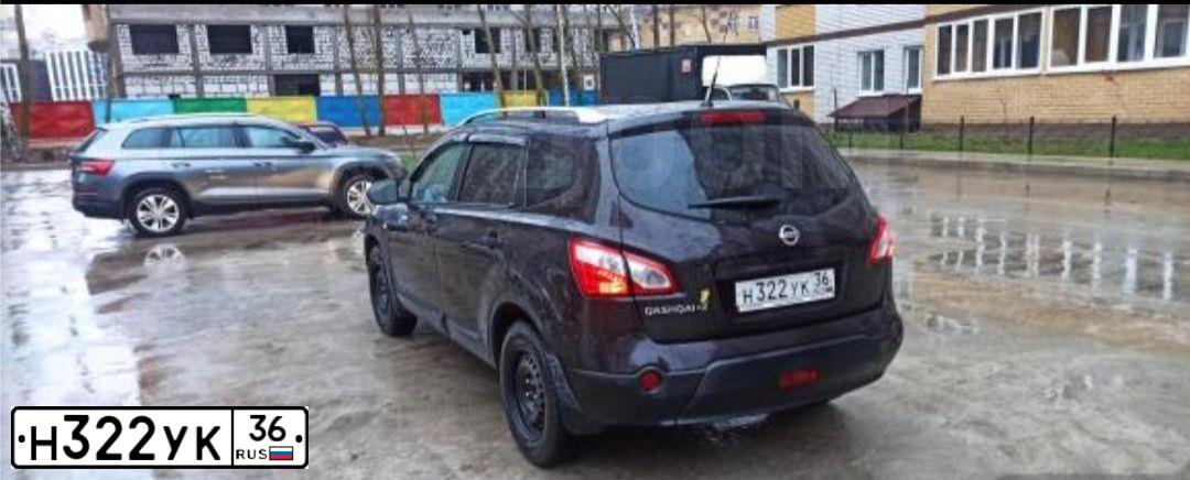 Фото автомобиля NISSAN QASHQAI, 2012 — госномер Н322УК36. Цвет: ФИОЛЕТОВЫЙ