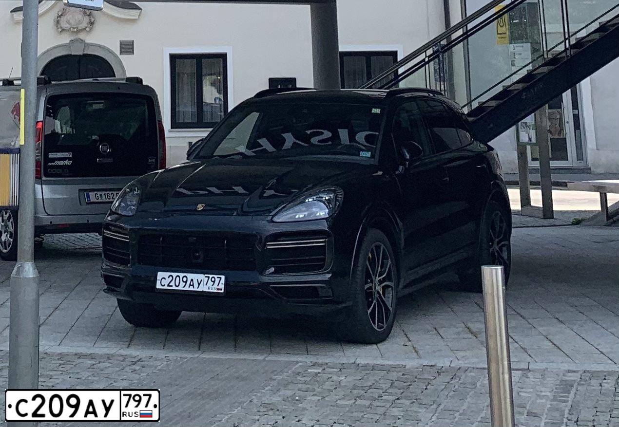 Фото автомобиля PORSCHE CAYENNE, 2019 — госномер К271РК790. Цвет: ЧЕРНЫЙ