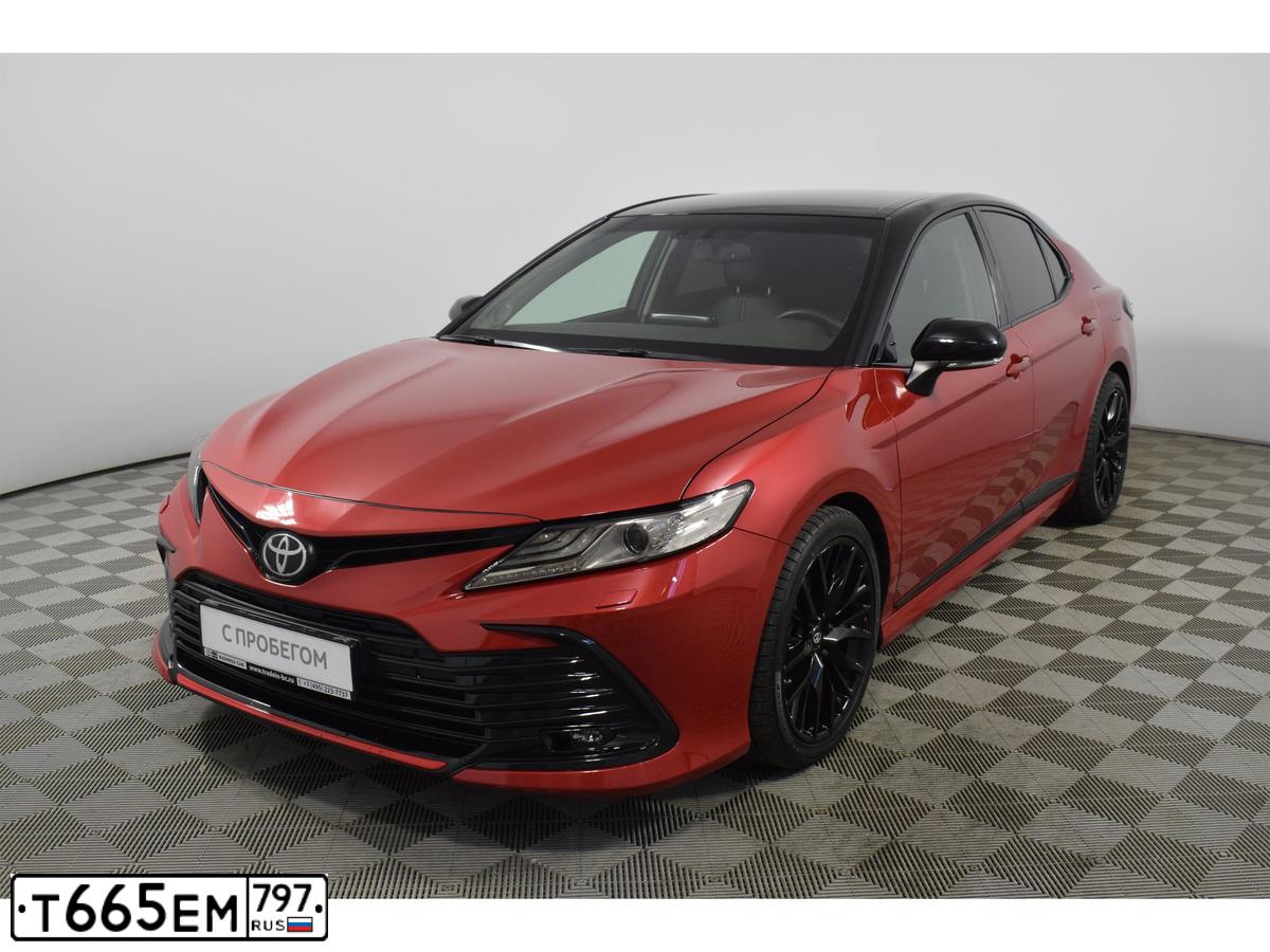 Фото автомобиля TOYOTA CAMRY, 2021 — госномер Т665ЕМ797. Цвет: КРАСНЫЙ-ЧЕРНЫЙ