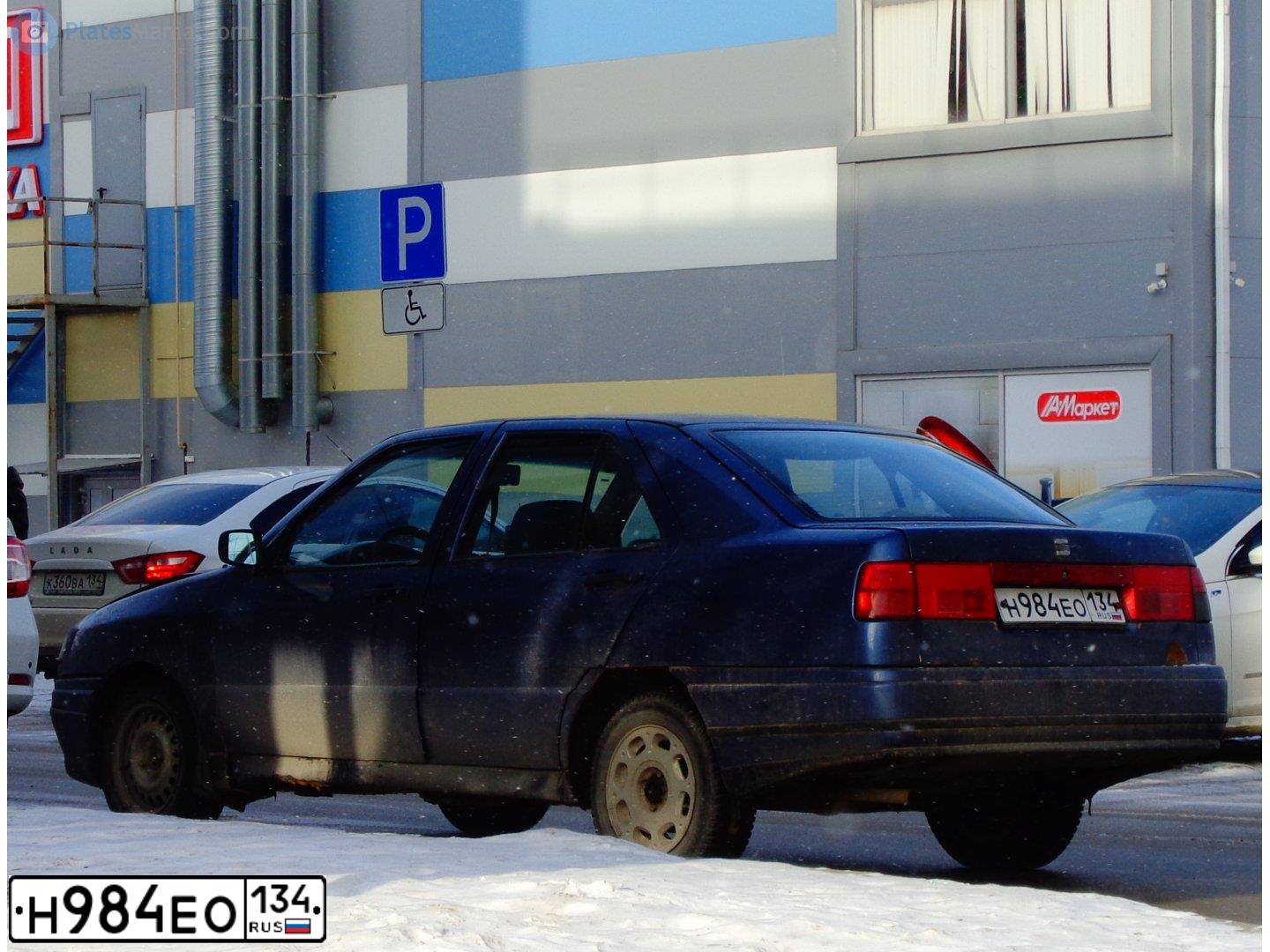 Фото автомобиля SEAT TOLEDO, 1992 — госномер Н984ЕО134. Цвет: ТЕМНО СИНИЙ