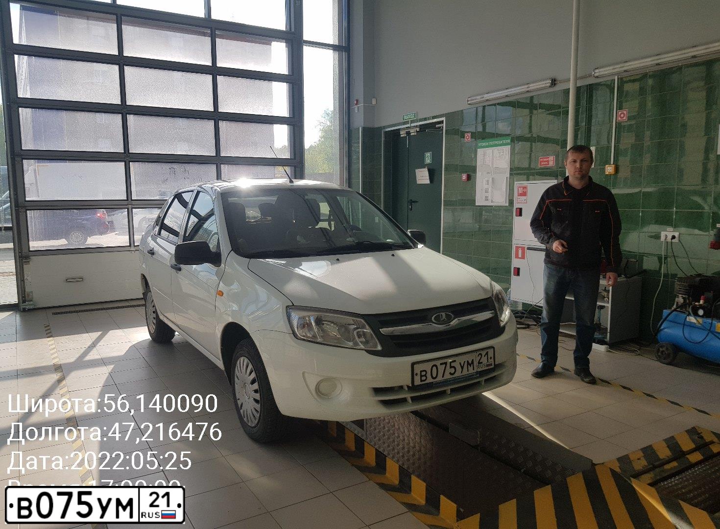 Фото автомобиля LADA 2190 GRANTA, 2013 — госномер В075УМ21. Цвет: БЕЛЫЙ