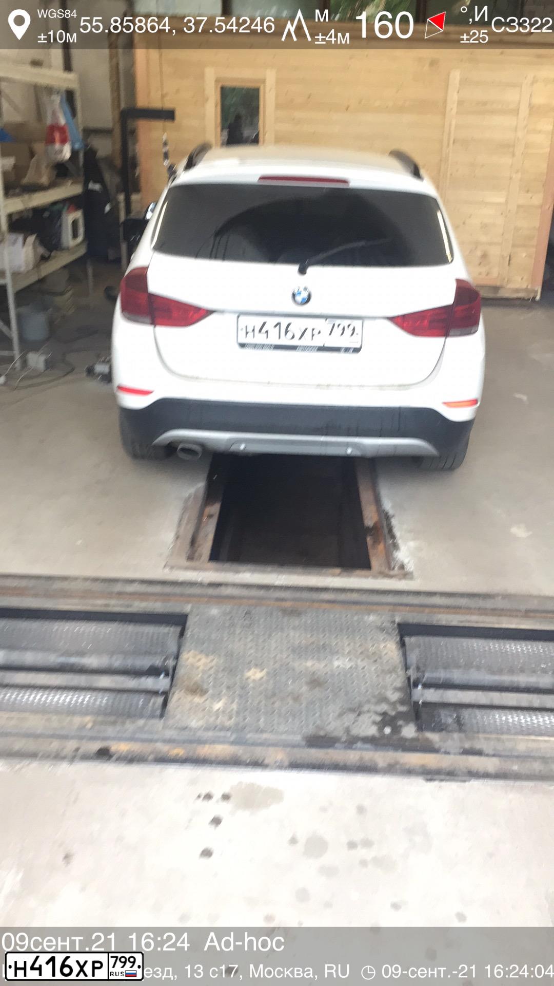 Фото автомобиля BMW X1, 2013 — госномер Н416ХР799. Цвет: Белый