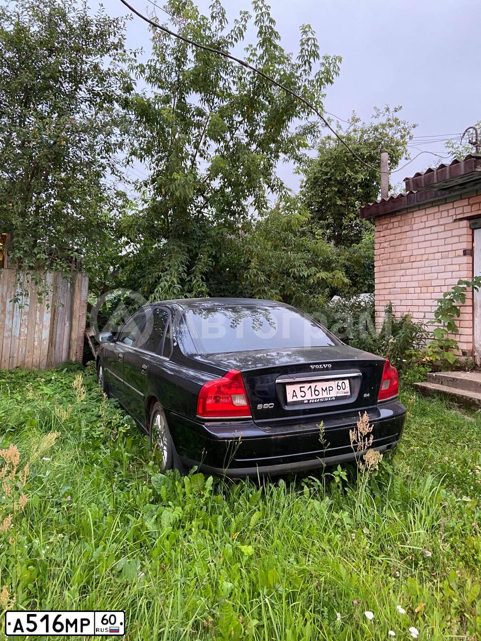 Фото автомобиля VOLVO S80, 2003 — госномер А516МР60. Цвет: ЧЕРНЫЙ