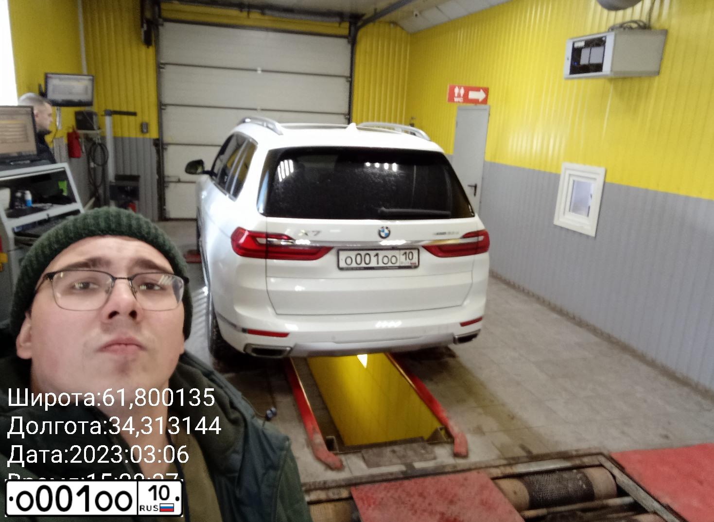 Фото автомобиля BMW X7, 2019 — госномер О001ОО10. Цвет: Белый