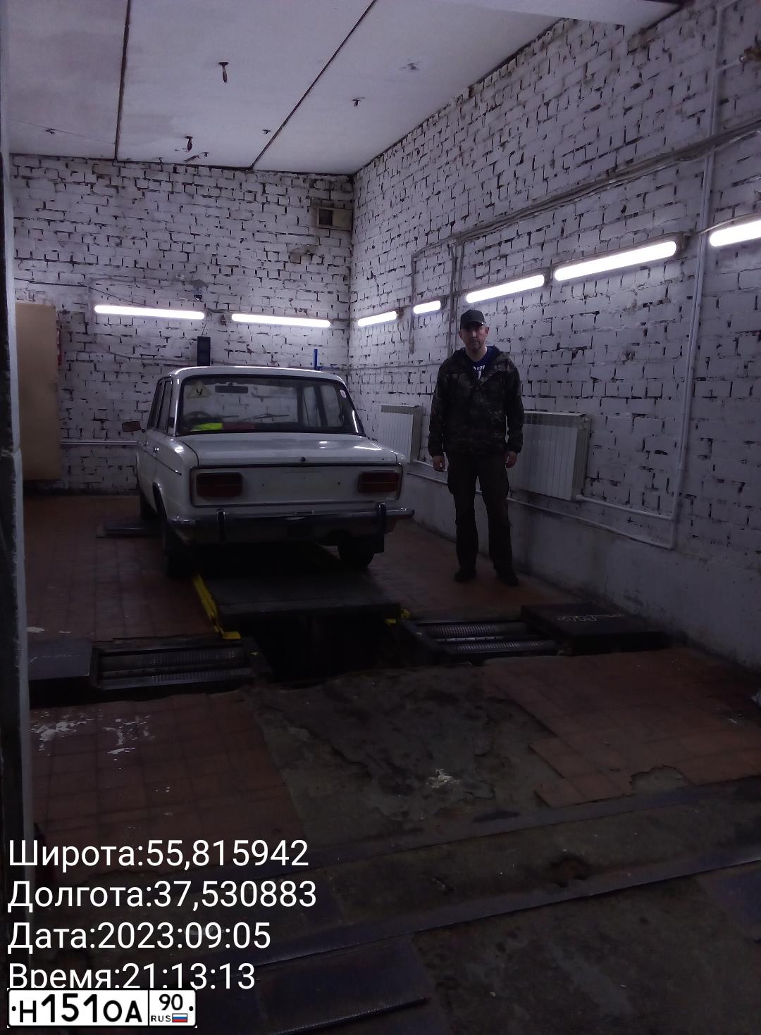Фото автомобиля LADA 2103, 1983 — госномер В237ЕА977. Цвет: Белый