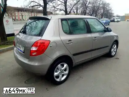 Фото автомобиля SUZUKI SWIFT, 2007 — госномер Н327АР199. Цвет: КРАСНЫЙ