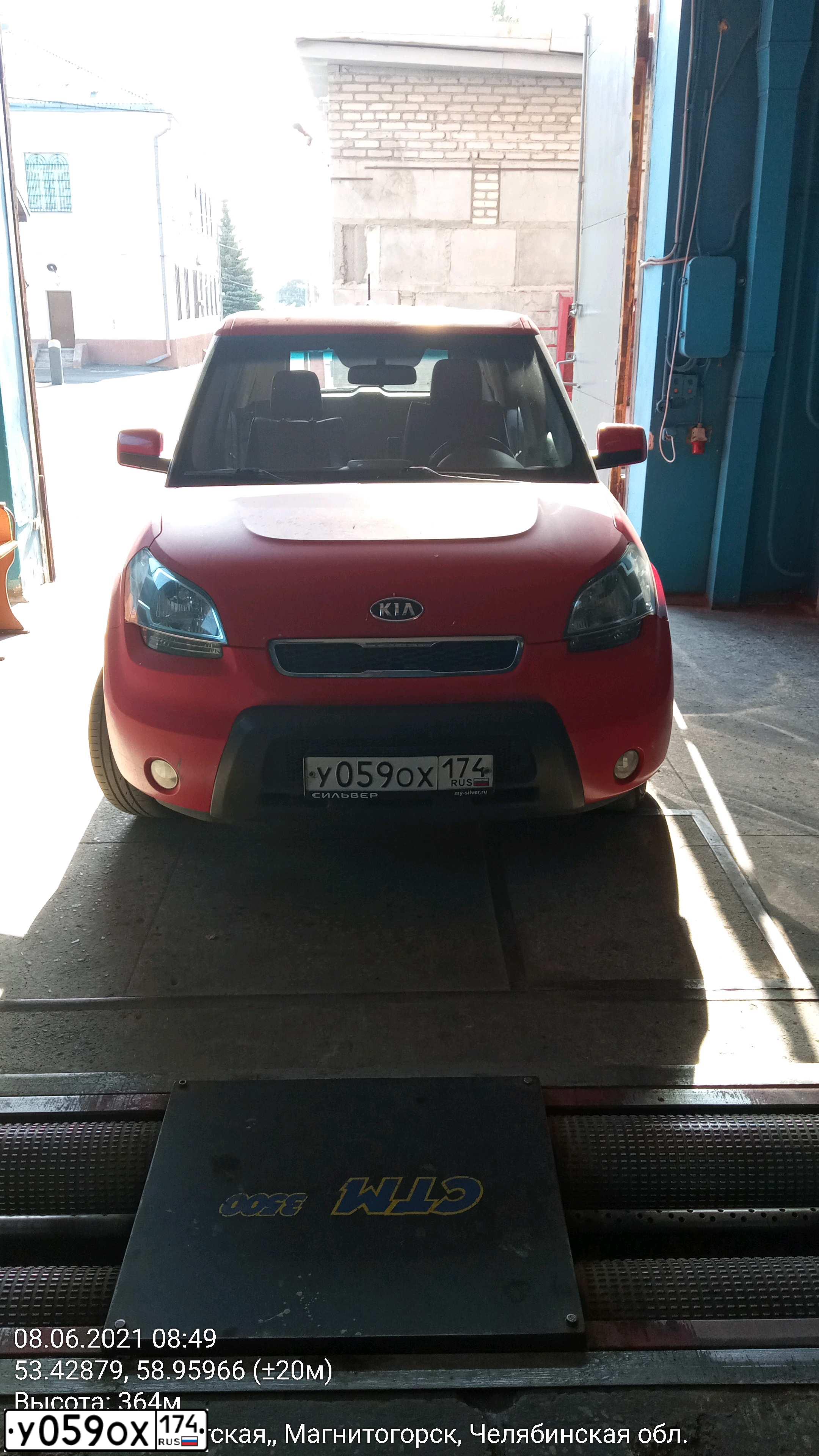Фото автомобиля KIA SOUL, 2010 — госномер М305АС774. Цвет: Красный 