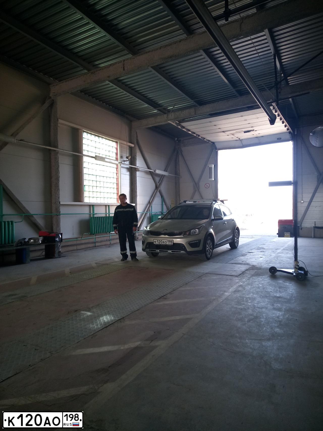 Фото автомобиля KIA RIO, 2019 — госномер А584УХ147. Цвет: СЕРЫЙ