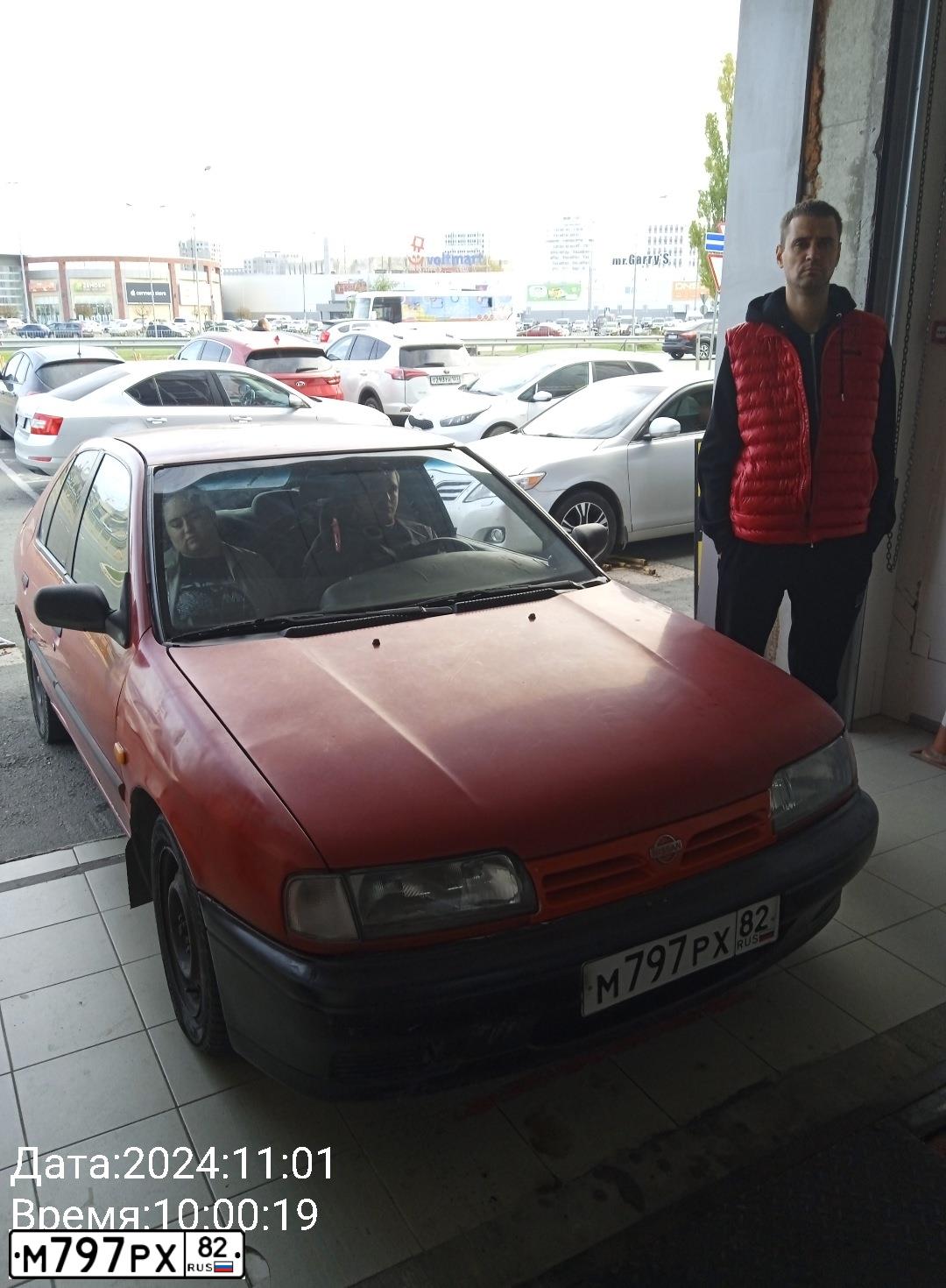 Фото автомобиля NISSAN НИССАН ПРЕМЬЕРА, 1990 — госномер М797РХ82. Цвет: Красный