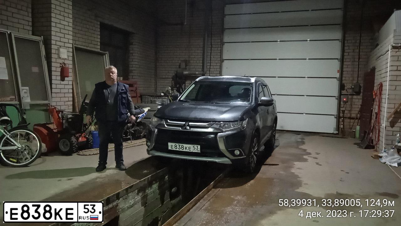 Фото автомобиля MITSUBISHI OUTLANDER, 2016 — госномер Е838КЕ53. Цвет: СЕРЫЙ