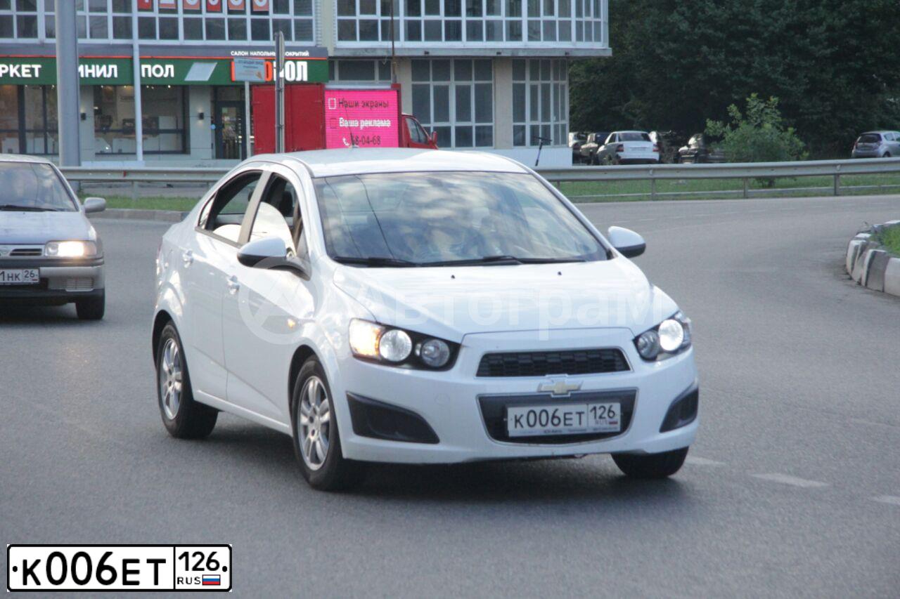 Фото автомобиля CHEVROLET AVEO, 2013 — госномер К006ЕТ126. Цвет: Белый